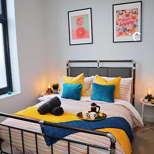  Apartment Urban Chic: Trendy 2-bedroom With Smart Amenities United Kingdom