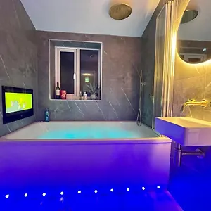  Apartment Coastline Retreats: Beachside Luxury With Jet Bath & Entertainment United Kingdom