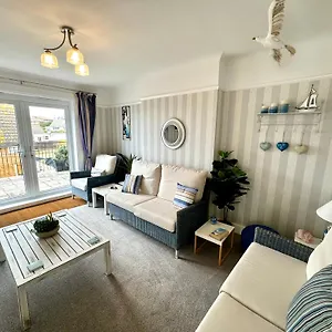 Holiday home Sea View Three Bed Detached - With Parking - Next To Beach!, Bournemouth